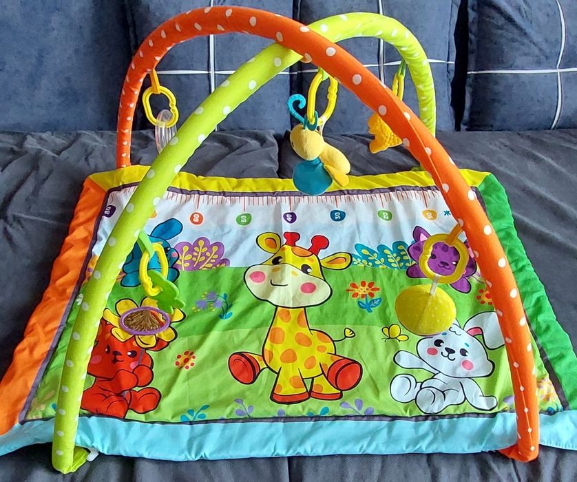 Детский коврик с игрушками