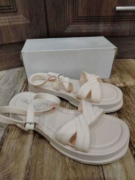 Летние босоножки 38 и 40р