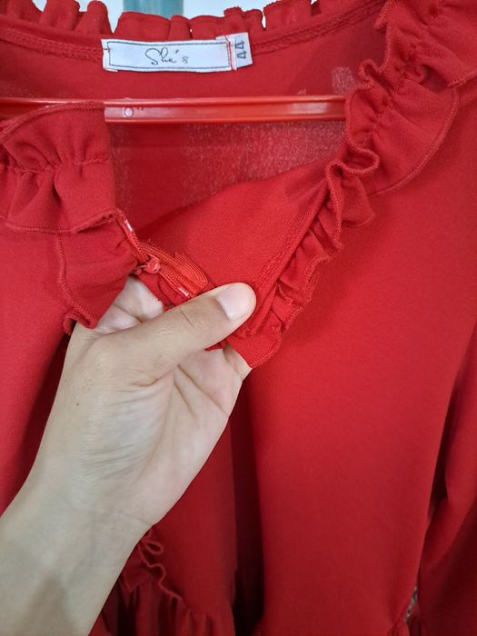 Қызыл көйлек сатылады