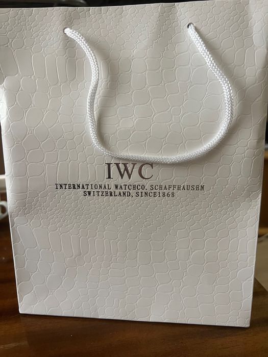 Прекрасен чисто нов часовник