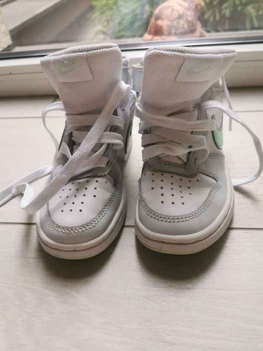 Adidas Nike mar. 28,5