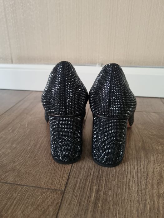 Продам туфли со стразами