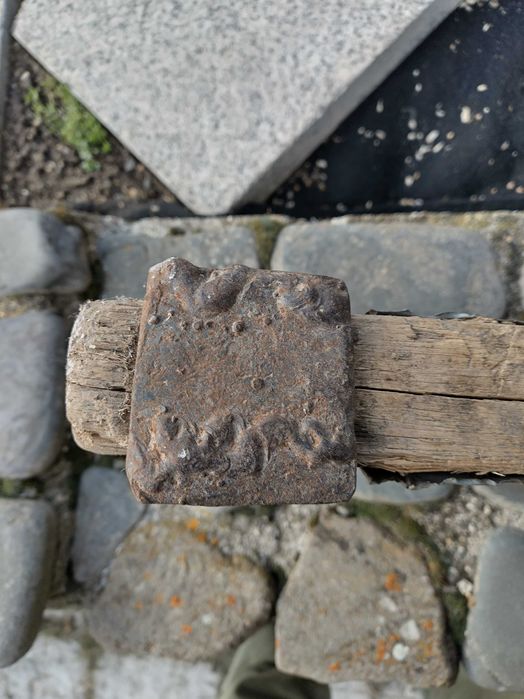 Огромна стара брадва за колекция