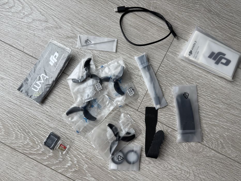 Drona DJI Avata 2 3 baterii Geanta card 512gb