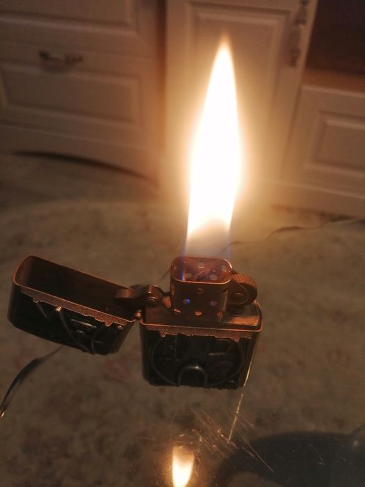 Зажигалка Зиппо огонь.