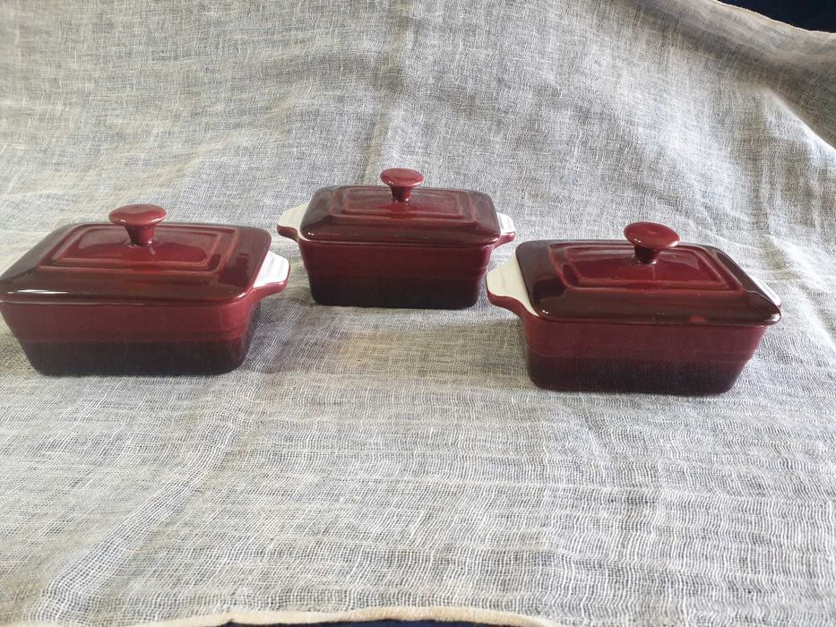 Шкафче за подправки с порцеланови чекмеджета и съдове за терин