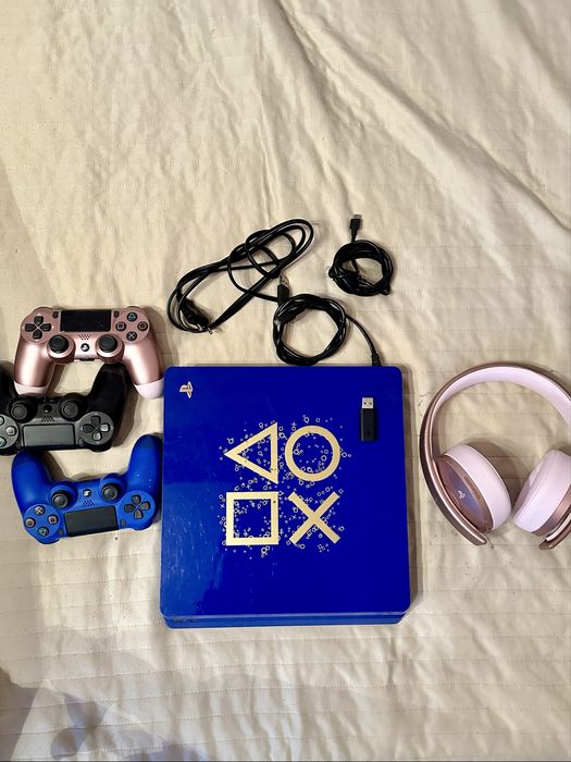 PS4 Editie Speciala 500GB + volan, controllere si casti