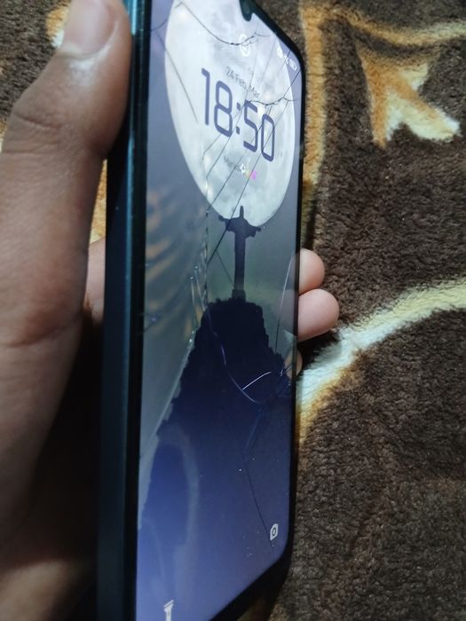 Redmi 13 c pret bun  ecran spart telefonul merge bine accept si schimb