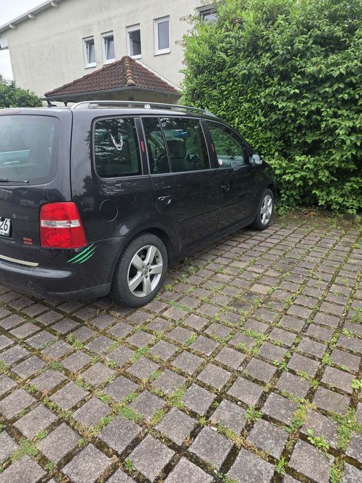 Mașina wolkwagen touran