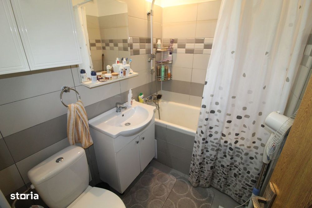 Vând apartament 2 camere în Hunedoara, Dunărea-Str. Cerbului, parter..