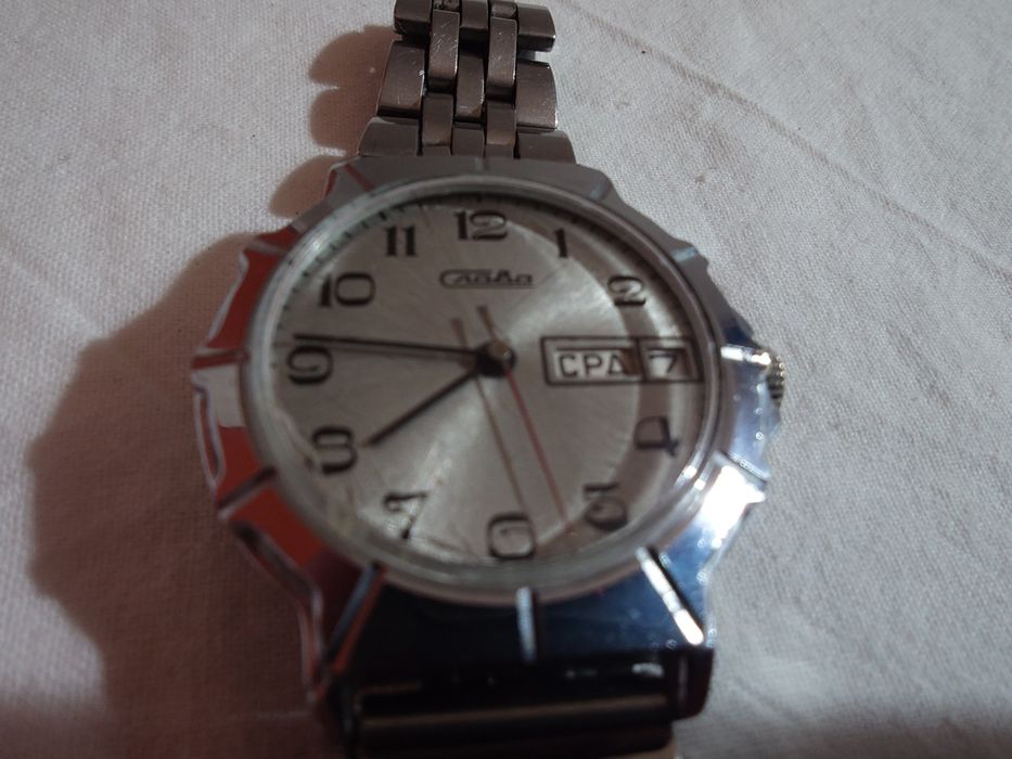 Слава - съветски механичен часовник, с ръчно навиване. С ден и дата.