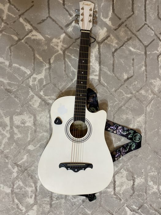 Гитара белая 6 струн в подарок медиатры