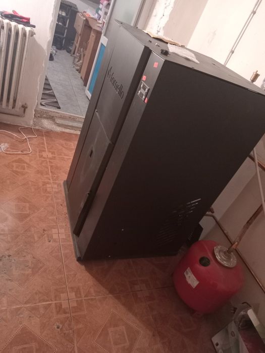 Vând centrala  pe peleti