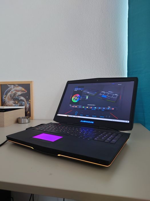 Alienware Gaming laptop• Placă video 8Gb• 32gb ram• i7 procesor• Alienware 17