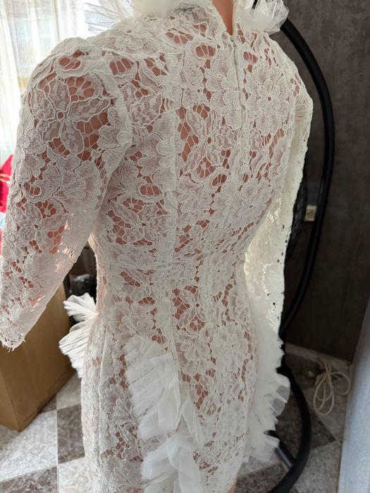 Бяла рокля Avin с дантела