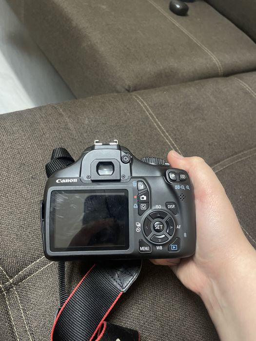 Canon EOS 1100D + obiectiv 18–55mm + geantă – kit complet