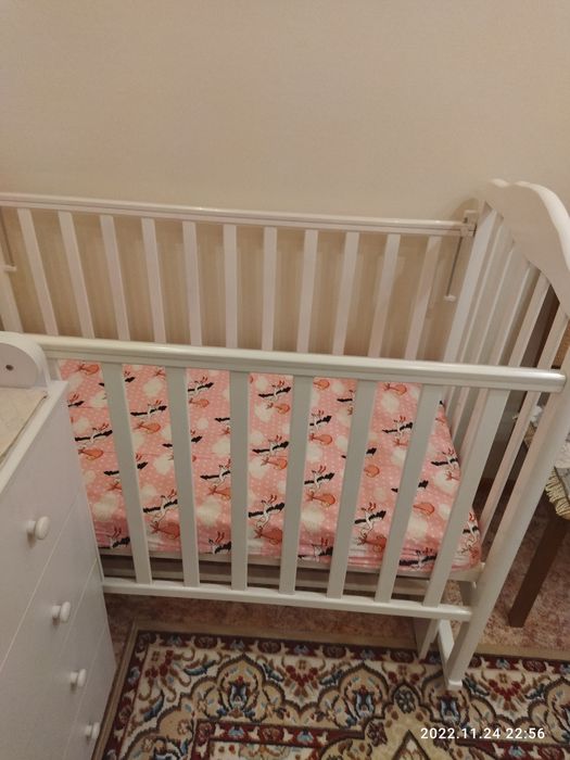 Детская кроватка и камод