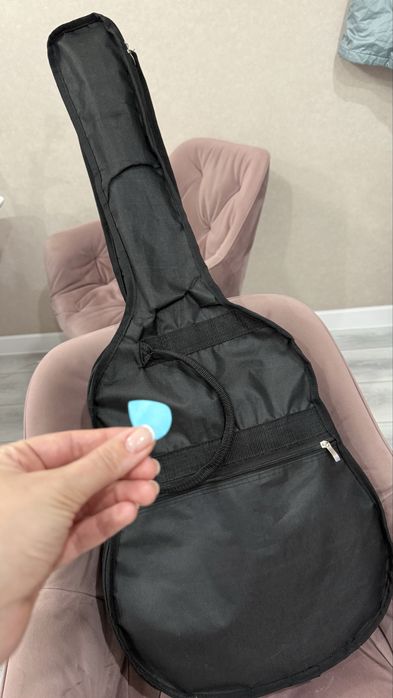 Продам акустическую гитару