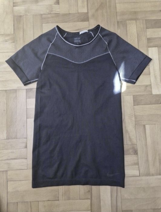 Tricou de compresie Nike Pro Hypercool pentru femei, mărimea M
