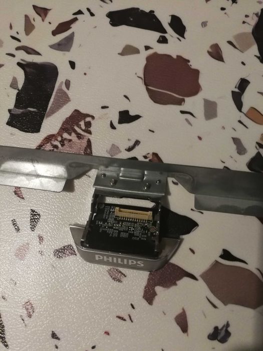 Продавам резервни части от телевизор Philips 32PFS6402/12