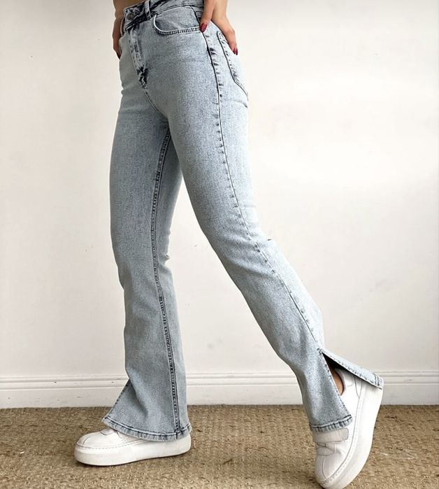 Дънки с висока талия и странична цепка.