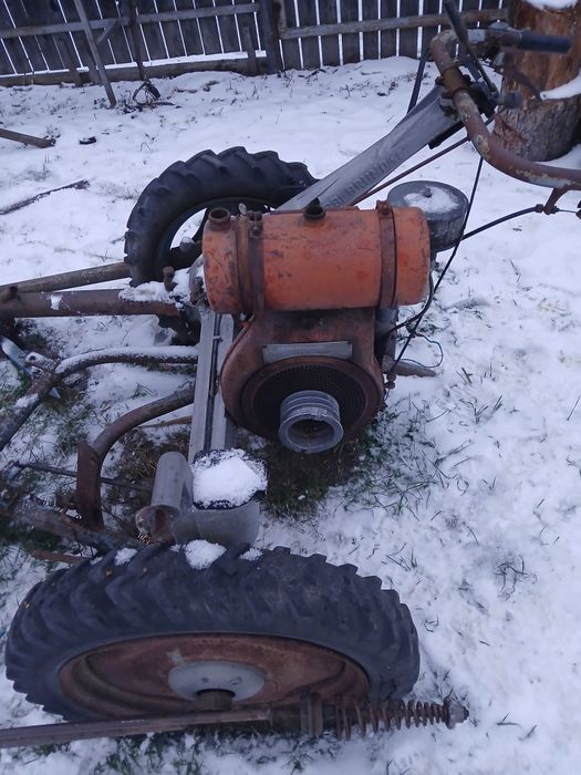 Se vinde două cositori și două scaune