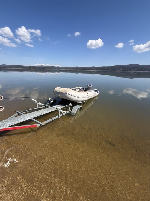 Лодка с двигател и колесар