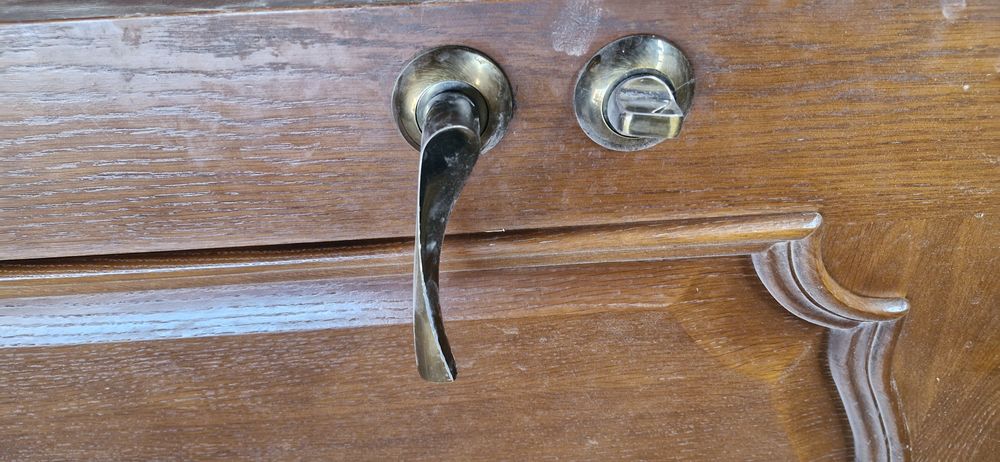 Есіктер сатылады.