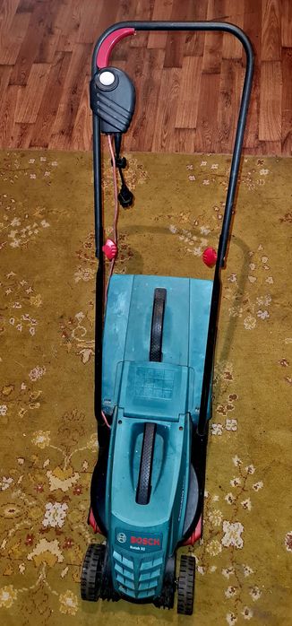 Vând mașină Tuns iarbă Bosch !