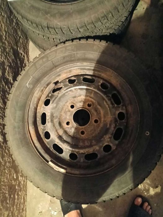 Продавам джанти със зимни гуми и тасове за Мазда 3