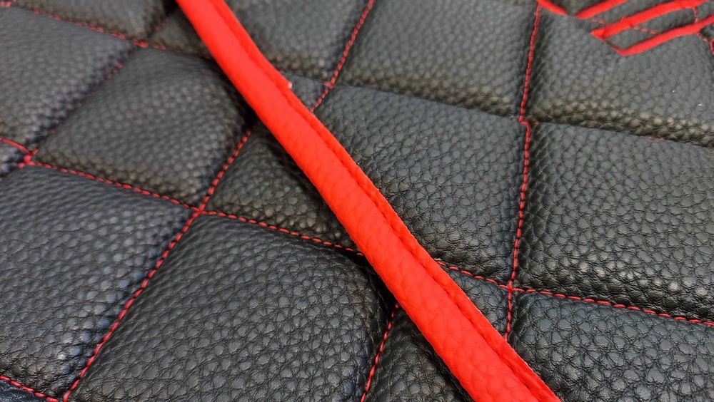 Кожени стелки черни с червен кант за Даф ХФ 106 с три бродирани лога