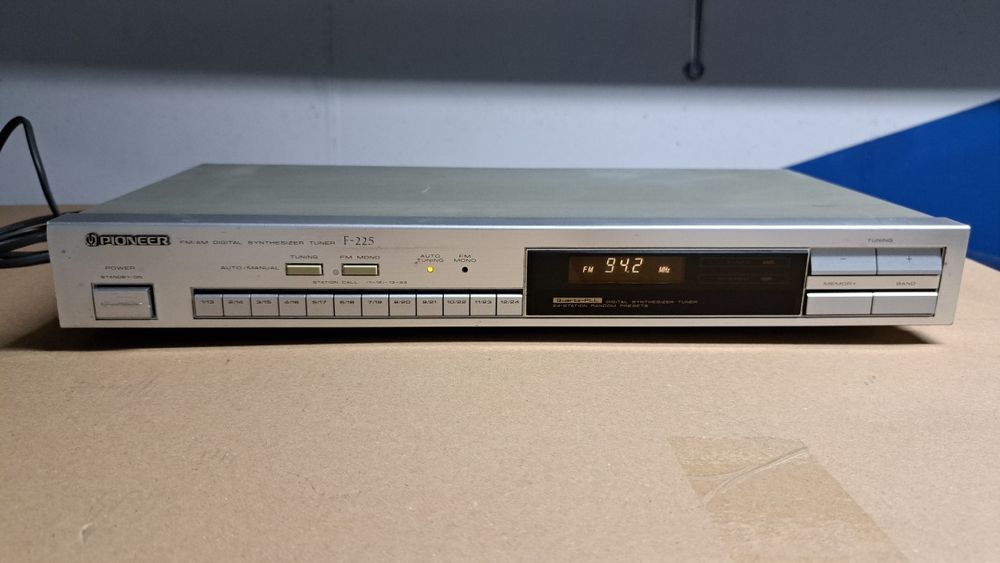 Pioneer F-225 tuner