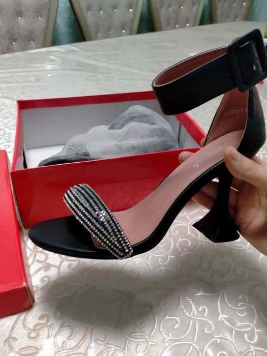 Женский туфли сотилади яанги