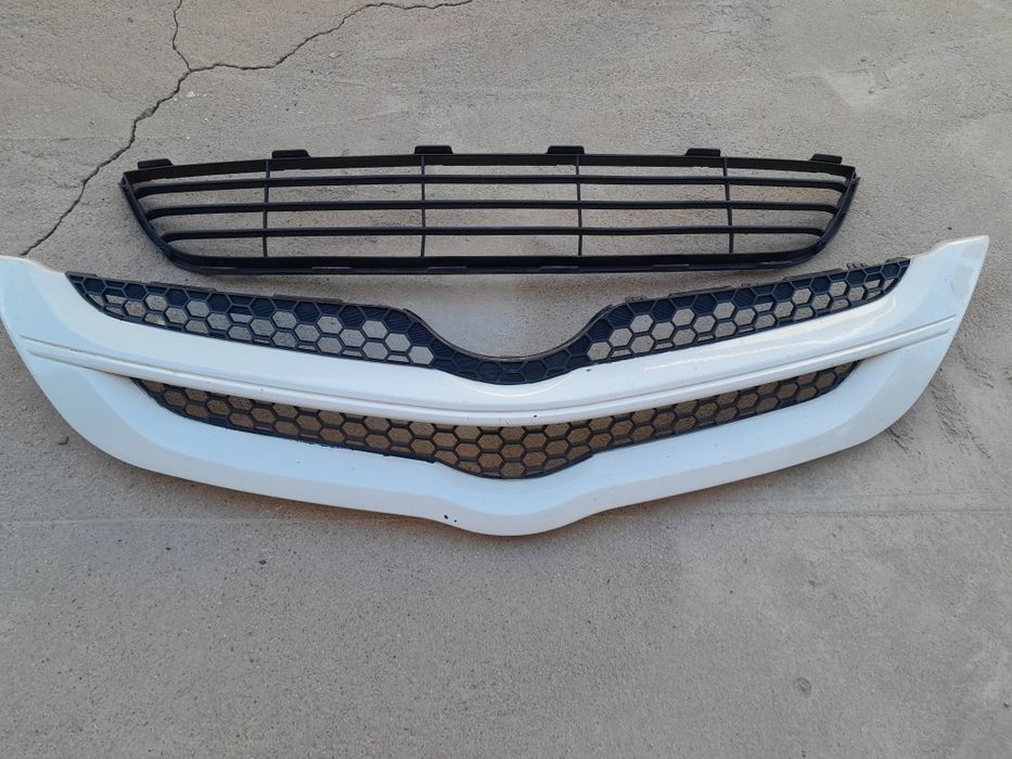 Решетка радиатора для Ярис