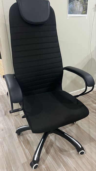 Прлдам стул с подлокотниками, состояние новое