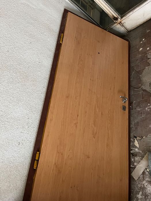 Блиндирана входна врата