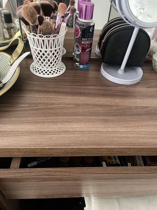 Туалетный столик в хорошем состоянии!