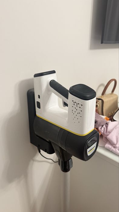 Продавам вертикална прахосмукачка Karcher vc6
