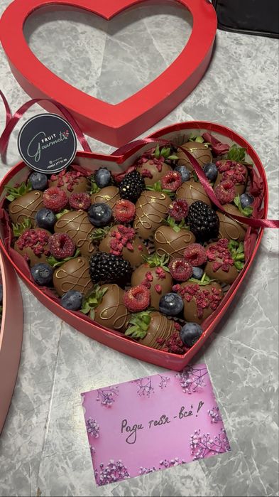 Клубника шоколад. Qulupnay shokolad. Подарки