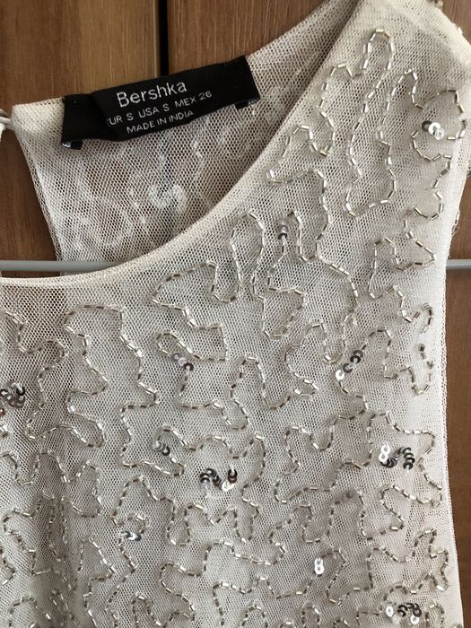 Top Bershka alb cu ștrasuri