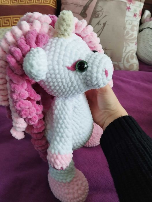 Ръчно направен плетен плюшен еднорог