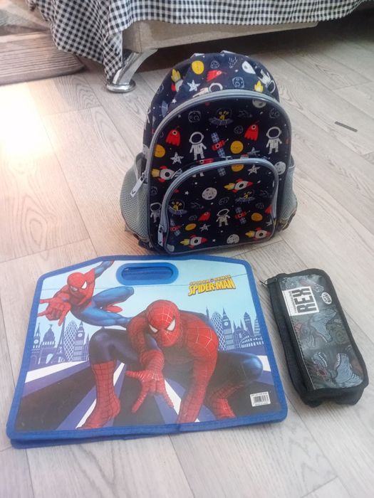 Отдам рюкзак,пенал и папку