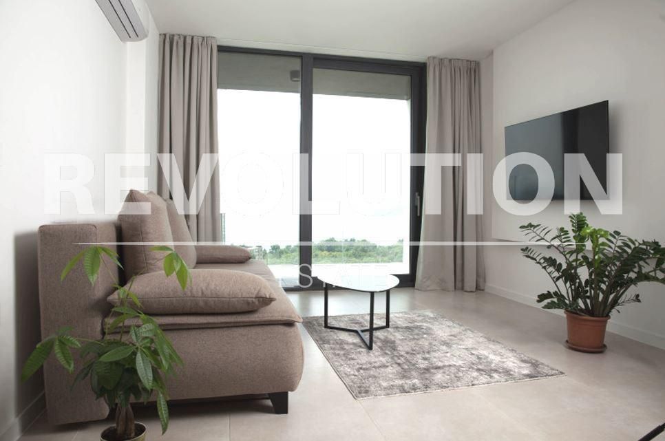 Дава се под наем Двустаен апартамент в Варна, Чайка - 76 кв.м за 1500 € - Снимка #2