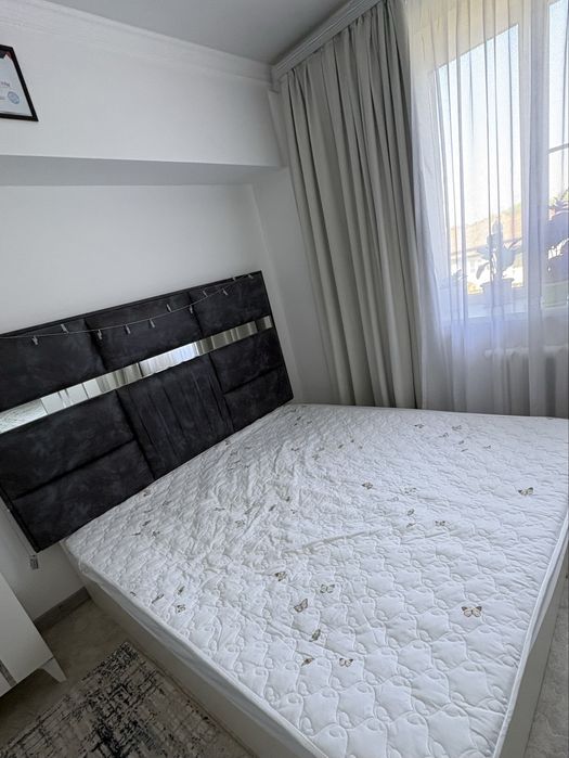 Кроавть с прикроватной тумбой