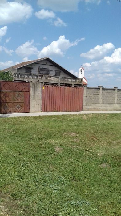 Vând vilă la roșu sau schimb cu apartament