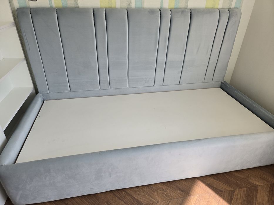 Тапицирано единично легло 90х200 - бледо зелено