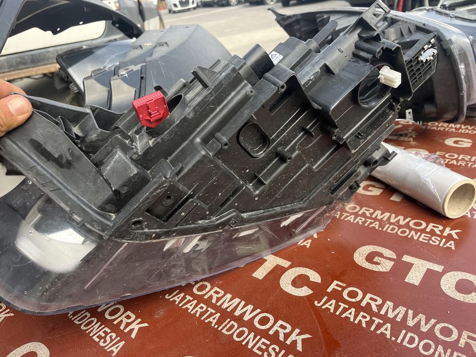 Десен и ляв фар Audi Q3 2011-