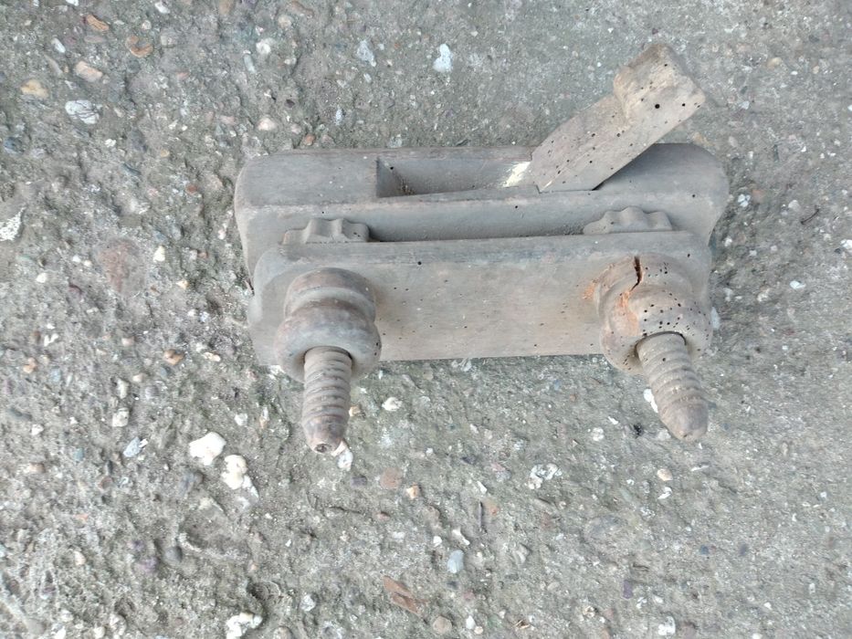 Стари възрожденски вещи, ютия , ренде,  кошче за бебе , части .