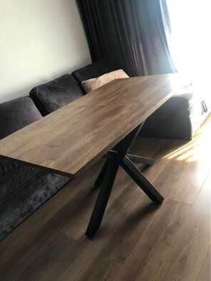 Трапезна маса с метални крака