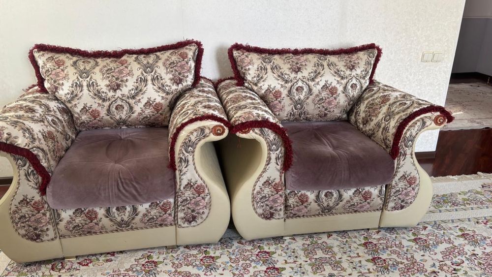 Диван с двумя креслами